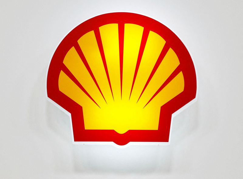 &copy; Reuters. Les actionnaires de Royal Dutch Shell ont soutenu massivement vendredi le plan du groupe pétrolier visant à mettre fin à la double cotation à Londres et Amsterdam et à transférer le siège social de l'entreprise de La Haye à Londres. /Photo d'archi