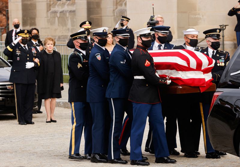 © Reuters. Military Honor Guard members carry the flag-draped casket of former U.S. Senate Majority Leader Bob Dole to the a funeral service at the National Cathedral in Washington, U.S., December 10, 2021. REUTERS/Jonathan Ernst