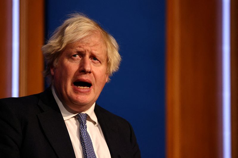 &copy; Reuters. Premiê do Reino Unido, Boris Johnson, durante entrevista coletiva em Londres
08/12/2021 Adrian Dennis/Pool via REUTERS