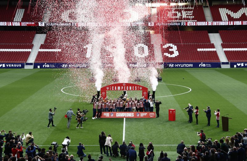 &copy; Reuters. Atlético de Madri recebe título de campeão espanhol
23/05/2021
REUTERS/Susana Vera