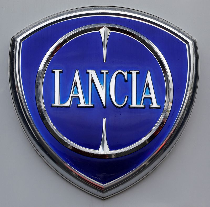 &copy; Reuters. FILE PHOTO: A Lancia logo is seen at a showroom of a dealership in Merignac, near Bordeaux, France, April 8, 2019. REUTERS/Regis Duvignau
