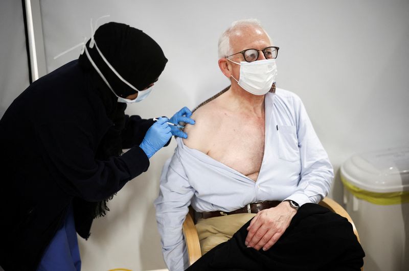 &copy; Reuters. FOTO DE ARCHIVO: Una persona recibe una dosis de Pfizer para el coronavirus (COVID-19) en Londres, Gran Bretaña, 3 de diciembre del 2021. REUTERS/Henry Nicholls