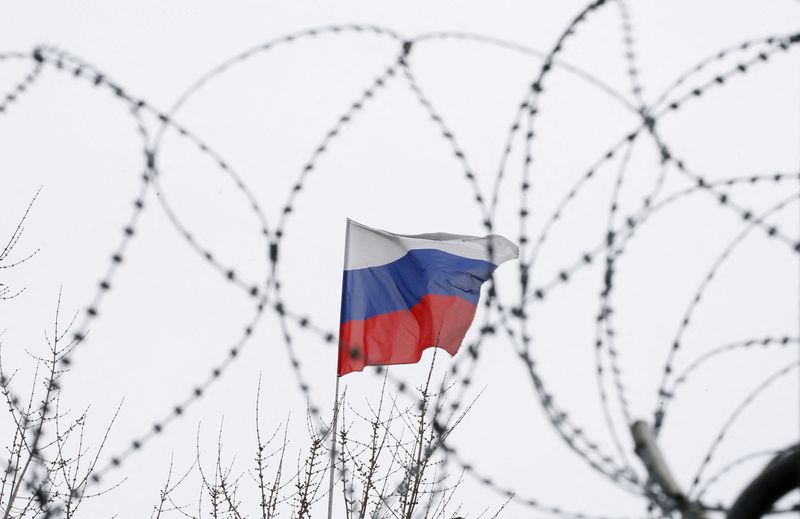 &copy; Reuters. Bandeira da Rússia atrás de arame farpado na embaixada russa em Kiev
26/03/2018 REUTERS/Gleb Garanich