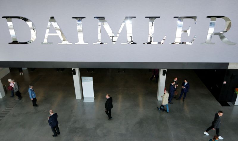 &copy; Reuters. FILE PHOTO: The Daimler logo is seen before the Daimler annual shareholder meeting in Berlin, Germany, April 5, 2018. REUTERS/Hannibal Hanschke/File Photo