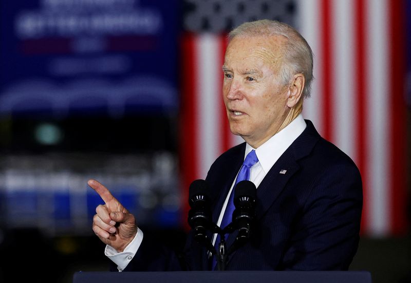 &copy; Reuters. U.S. President Joe Biden delivers remarks on infrastructure at the Kansas City Area Transportation Authority in Kansas City, Missouri, U.S., December 8, 2021. REUTERS/Jonathan Ernst