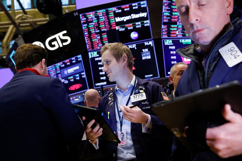 &copy; Reuters. Investidores trabalham no salão da Bolsa de Valores de Nova York, EUA
09/12/2021
REUTERS/Brendan McDermid