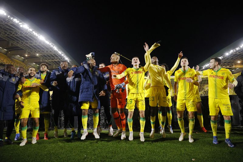 &copy; Reuters. لاعبو فريق نانت يحتفلون بعد مباراتهم أمام لانس بدوري الدرجة الأولى الفرنسي لكرة القدم يوم الجمعة. تصوير: ستيفان ماهي - رويترز.