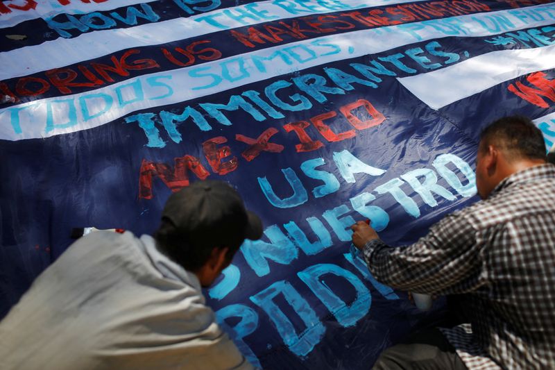 &copy; Reuters. FILE PHOTO: Migrants travelling to the U.S. paint a banner in an improvised shelter in Tecun Uman, Guatemala, January 22, 2020. REUTERS/Jose Cabezas