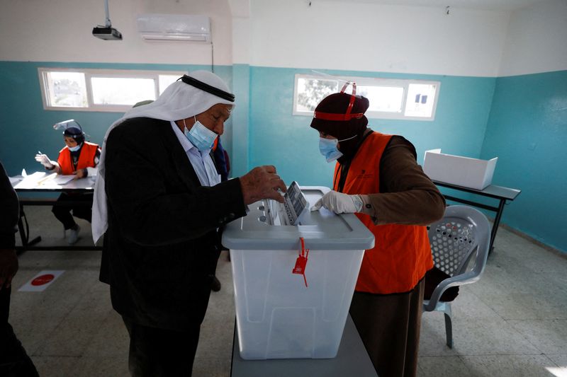 © Reuters. فلسطيني يدلي بصوته في الانتخابات المحلية بالقرب من جنين بالضفة الغربية المحتلة يوم السبت. تصوير: محمد تركمان - رويترز.
