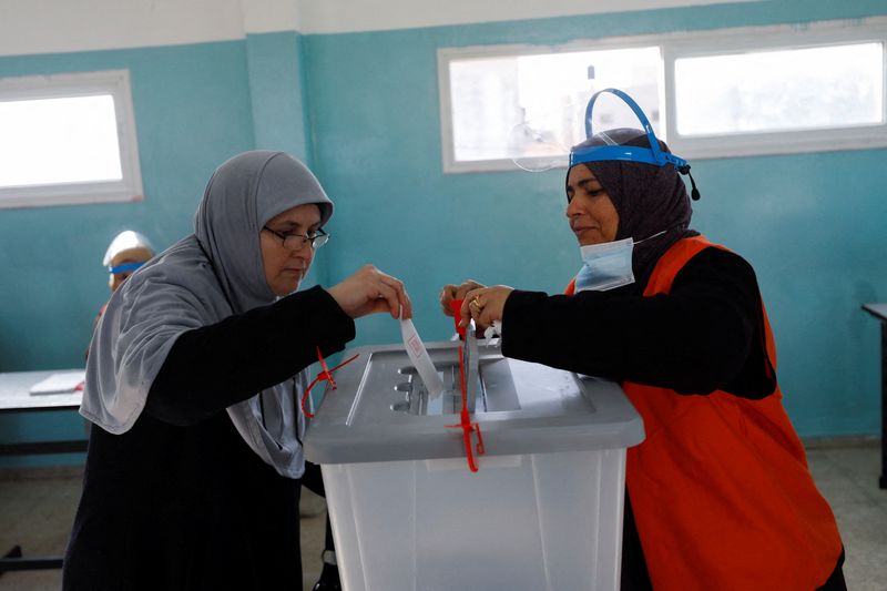&copy; Reuters. Les Palestiniens de Cisjordanie occupée ont voté samedi pour des élections municipales organisées sur fond de colère croissante à l'encontre du président Mahmoud Abbas après l'annulation des élections présidentielle et législatives prévues l'