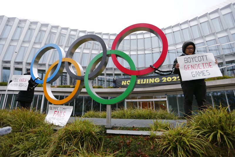 © Reuters. Members of the Tibetan Youth Association in Europe (TYAE) and Students for a Free Tibet protest against the Beijing 2022 Olympic Games outside the International Olympic Committee (IOC) in Lausanne, Switzerland December 11, 2021. REUTERS/Denis Balibouse