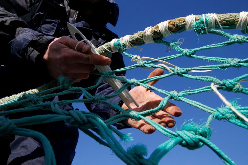 &copy; Reuters. La Grande-Bretagne a délivré samedi des licences supplémentaires aux pêcheurs européens pour tenter de régler le litige, notamment avec la France, sur l'accès à ses eaux à la suite du Brexit, a annoncé la Commission européenne. /Photo d'archive