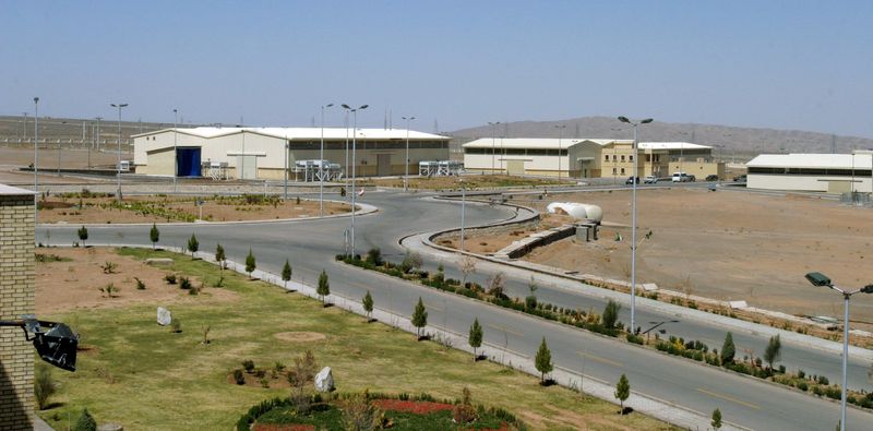 © Reuters. FILE PHOTO: A view of the Natanz uranium enrichment facility 250 km (155 miles) south of the Iranian capital Tehran, March 30, 2005. REUTERS/Raheb Homavandi