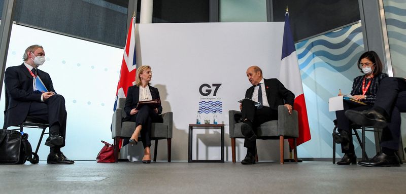 &copy; Reuters. Ministra britânica das Relações Exteriores, Liz Truss, em encontro bilateral com ministro francês das Relações Exteriores, Jean-Yves Le Drian
11/12/2021
Paul Ellis/Pool via REUTERS