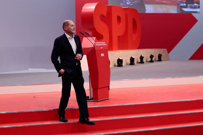 &copy; Reuters. German Chancellor Olaf Scholz leaves a stage during a hybrid party congress of Germany's Social Democratic Party (SPD) in Berlin, Germany, December 11, 2021. REUTERS/Hannibal Hanschke/Pool