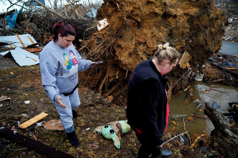 &copy; Reuters. Amy Meno e Brooklyn Rogers procuram pertences em meio a destroços após passagem de tufão por Earlington, no Kentucky
11/12/2021
REUTERS/Cheney Orr