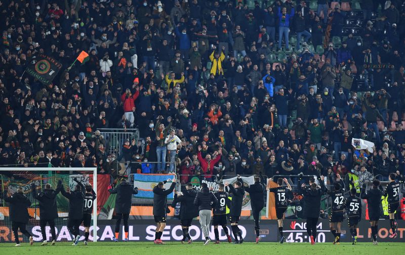 © Reuters. لاعبو فينتسيا يحتفلون مع جماهيرهم عقب مباراة يوفنتوس بدوري الدرجة الأولى الايطالي لكرة القدم في البندقية يوم السبت. تصوير:رويترز.