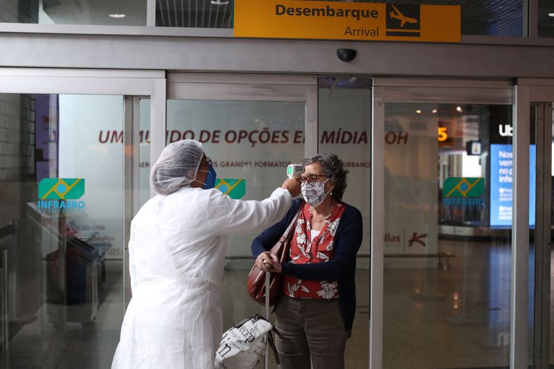 &copy; Reuters. Funcionária mede temperatura de passageiro no aeroporto de Congonhas, em São Paulo
31/05/2021 REUTERS/Amanda Perobelli