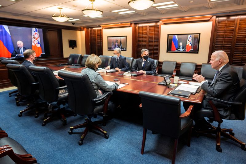&copy; Reuters. الرئيس الأمريكي جو بايدن خلال محادثات افتراضية عبر الانترنت مع الرئيس الروسي فلاديمير بوتين في البيت الأبيض بواشنطن يوم السابع من ديسمبر ك