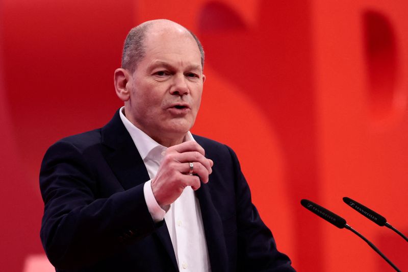 &copy; Reuters. German Chancellor Olaf Scholz speaks during a hybrid party congress of Germany's Social Democratic Party (SPD) in Berlin, Germany, December 11, 2021. REUTERS/Hannibal Hanschke/Pool