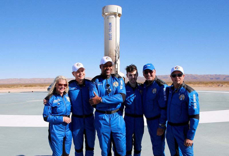 © Reuters. Crewmembers of Blue Origin's New Shepard rocket, (L-R), Laura Shepard Churchley, daughter of the first American in space Alan Shepard, Dylan Taylor, NFL hall-of-famer Michael Strahan, Cameron Bess, his father Lane Bess and Evan Dick pose after their flight from Launch Site One in West Texas, U.S. December 11, 2021. REUTERS/Joe Skipper