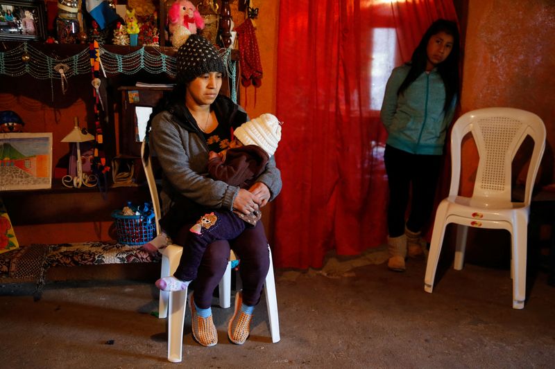 &copy; Reuters. Gregoria Lucrecia Alba, wife of Celso Escun, who was injured while travelling in a trailer along with other migrants from Guatemala in an accident that left several migrants dead in Tuxtla Gutierrez, in Chiapas state, Mexico, breastfeeds her daughter Keil