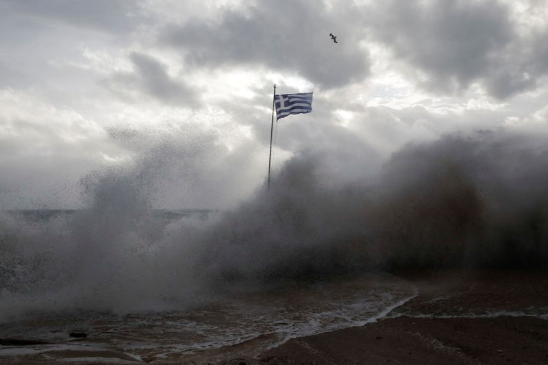 &copy; Reuters. أمواج قوية تضرب ساحل في اليونان يوم السبت قرب أثينا. تصوير كوستاس بالتاس- رويترز.