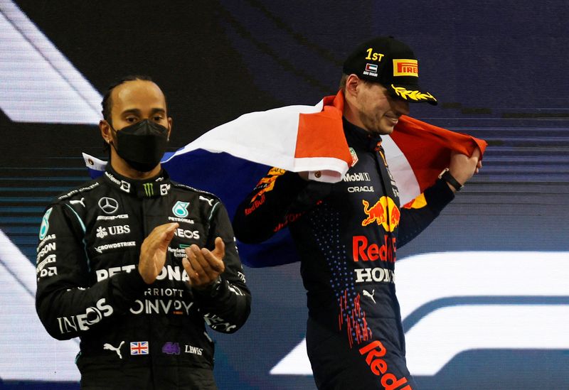 &copy; Reuters. Lewis Hamilton e Max Verstappen no pódio do GP de Abu Dhabi de F1
12/12/2021
REUTERS/Hamad I Mohammed  