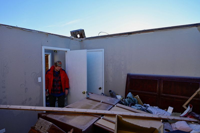 &copy; Reuters. Mulher dentro de casa que teve telhado arrancado por tornados em Dawson Springs, Kentucky
12/12/2021
REUTERS/Jon Cherry
