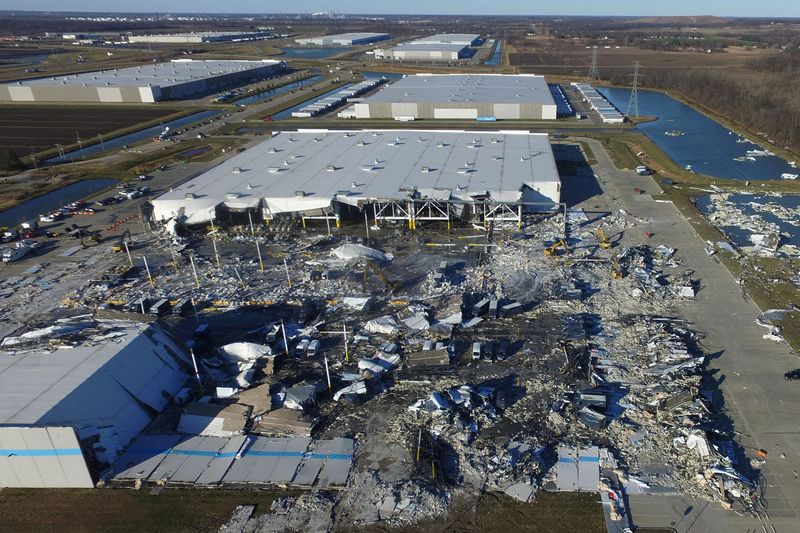 &copy; Reuters. The site of a roof collapse at an Amazon.com distribution centre a day after a series of tornadoes dealt a blow to several U.S. states, in Edwardsville, Illinois, U.S. December 11, 2021.  REUTERS/Drone Base 