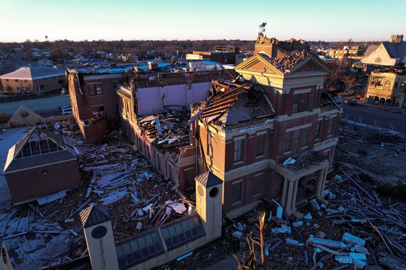 © Reuters. A general view of town hall after a devastating outbreak of tornadoes ripped through several U.S. states, in Mayfield, Kentucky, U.S., December 12, 2021. Picture taken with a drone. REUTERS/Cheney Orr