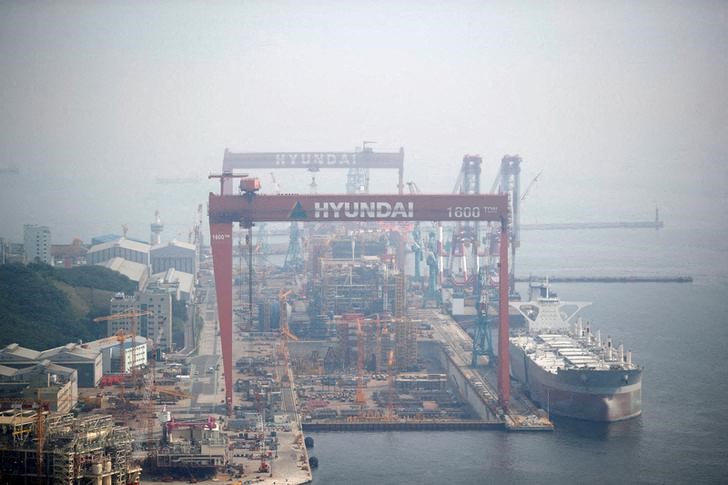 &copy; Reuters. 欧州委員会が韓国の現代重工業による大宇造船海洋の買収計画を承認しない見通しであることが、事情に詳しい関係者の話で明らかになった。写真は現代重工業のクレーン。蔚山で２０１８