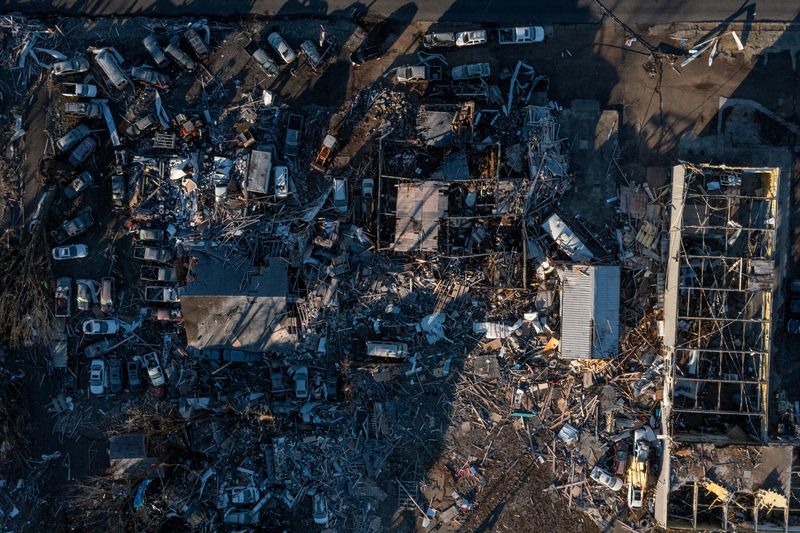&copy; Reuters. أثار الدمار في أعقاب الإعصار الذي ضرب ولاية كنتاكي في مدينة مايفيلد يوم الأحد. تصوير: إدريس لطيف - رويترز
