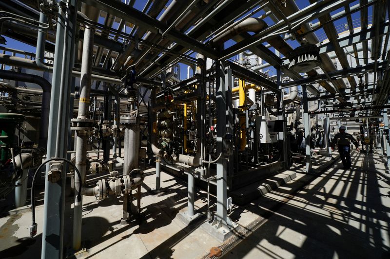 &copy; Reuters. FILE PHOTO: Calgren's renewable fuels facility that cleans dairy methane into natural gas is shown in Pixley, California, U.S., October 2, 2019.  REUTERS/Mike Blake/File Photo