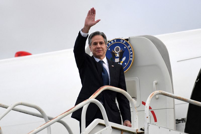 &copy; Reuters. FILE PHOTO: U.S. Secretary of State Antony Antony Blinken waves, as boards his plane following the G7 foreign ministers summit, at Liverpool John Lennon Airport, Britain December 12, 2021. Olivier Douliery /Pool via REUTERS
