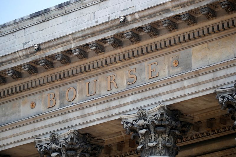 © Reuters. Les principales Bourses européennes sont attendues en hausse lundi à l'ouverture. D'après les premières indications disponibles, le CAC 40 parisien pourrait gagner 0,37% à l'ouverture, le Dax à Francfort prendrait 0,4% et le FTSE à Londres 0,24%. /Photo d'archives/REUTERS/Charles Platiau