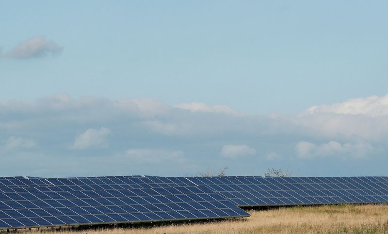 &copy; Reuters. FILE PHOTO: A general view of solar panels at Westmill Wind Farm & Solar Park, which is owned by the community and supports local renewable energy, at Watchfield, near Swindon, Britain, September 24, 2021.  REUTERS/Andrew Boyers