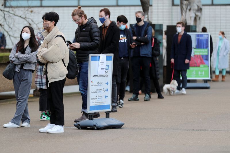 &copy; Reuters.  １２月１３日、    ジャビド英保健相は、新型コロナウイルスのオミクロン変異株が「驚異的な速度」で広がっており、ロンドンでの全感染者の約４０％を占めているとして、追加接種（ブ