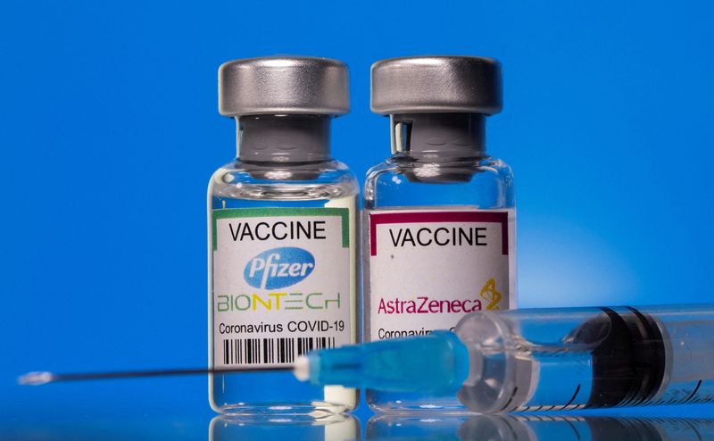 &copy; Reuters. FILE PHOTO: Vials with Pfizer-BioNTech and AstraZeneca COVID-19 vaccine labels are seen in this illustration picture taken March 19, 2021. REUTERS/  REUTERS/Dado Ruvic