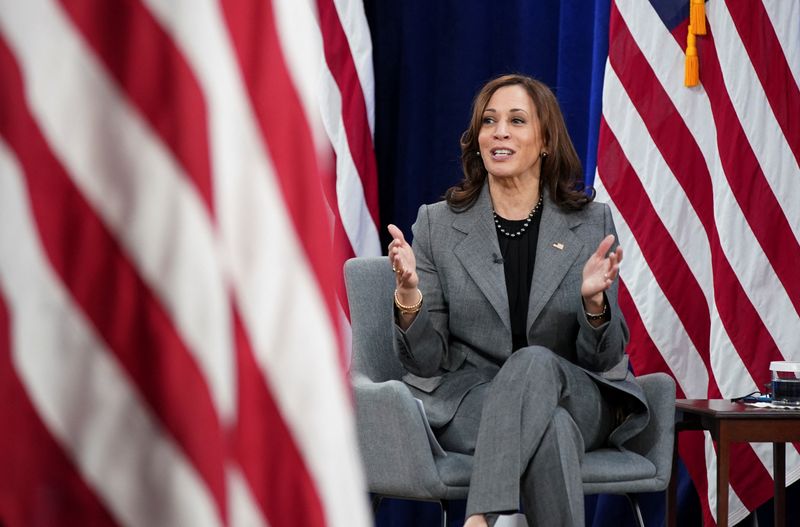 &copy; Reuters. FILE PHOTO: U.S. Vice President Kamala Harris holds a discussion about maternal health with Allyson Felix, five-time U.S. Olympian, at the White House in Washington, U.S. December 7, 2021. REUTERS/Kevin Lamarque