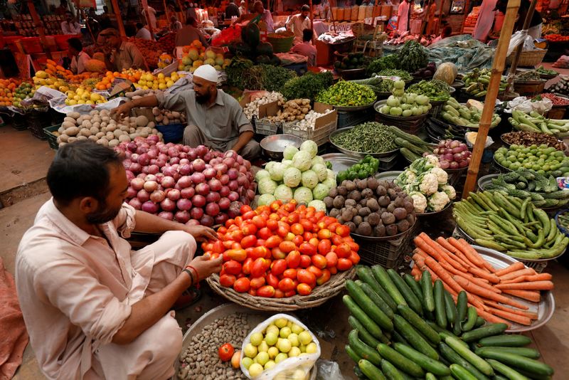 &copy; Reuters. FILE PHOTO: Vendors arrange vegetable baskets while waiting for customers at a makeshift stall along a market in Karachi, Pakistan June 11, 2021. REUTERS/Akhtar Soomro