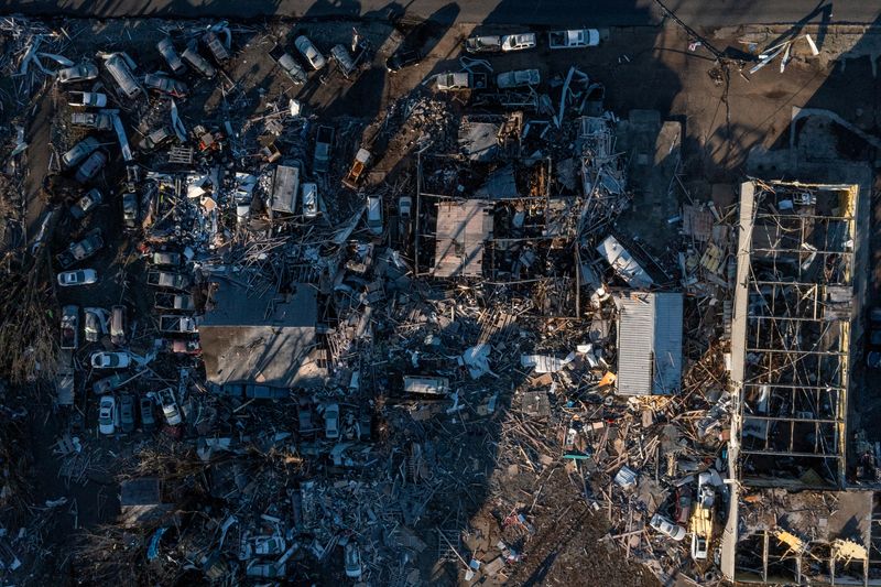 &copy; Reuters. Devastação após tornado atingir em Mayfield, no Kentucky, EUA
12/12/2021 REUTERS/Adrees Latif