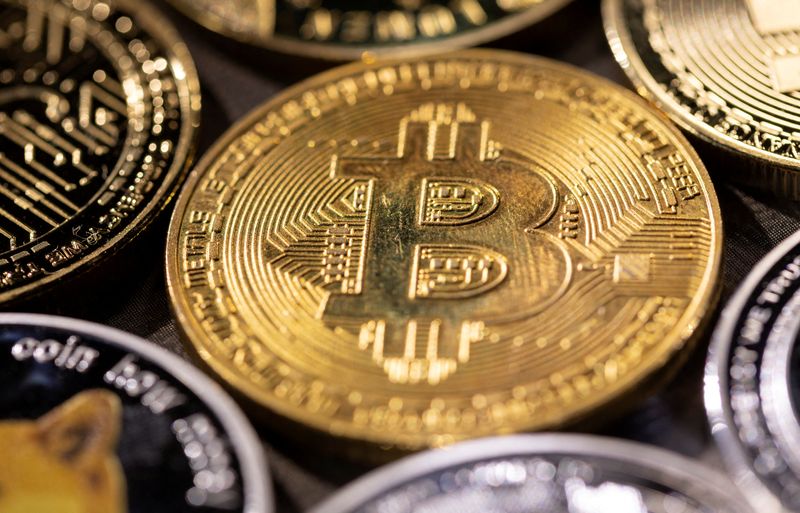 &copy; Reuters. FILE PHOTO: Representation of cryptocurrency bitcoin is seen in this illustration taken November 29, 2021. REUTERS/Dado Ruvic/Illustration/File Photo