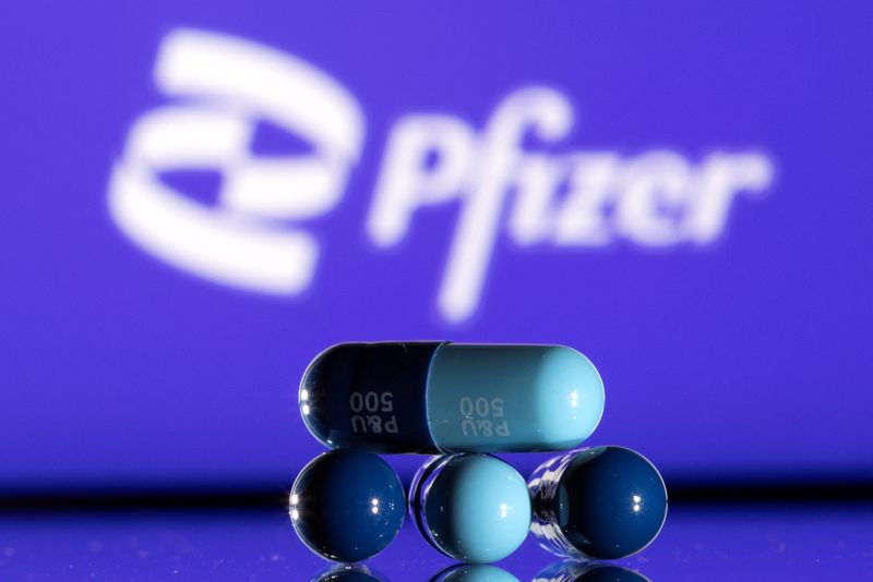 &copy; Reuters. Capsules are seen in front of a displayed Pfizer logo in this illustration taken December 11, 2021. REUTERS/Dado Ruvic/Illustration