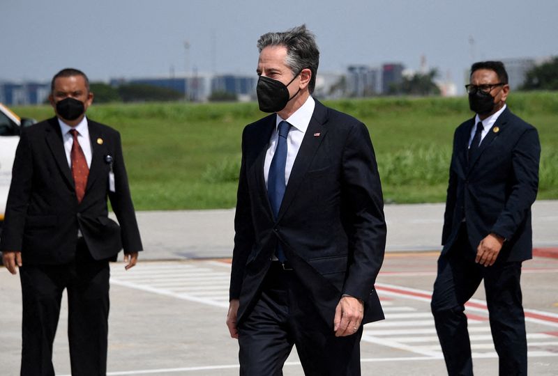 © Reuters. U.S. Secretary of State Antony Blinken arrives at the Soekarno-Hatta International Airport in Tangerang, near Jakarta, Indonesia December 13, 2021. Olivier Douliery/Pool via REUTERS