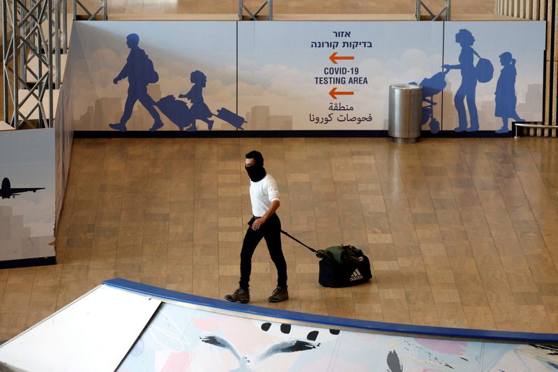 &copy; Reuters. FILE PHOTO: A traveler walks at Ben Gurion International Airport near Tel Aviv, Israel November 28, 2021. REUTERS/Amir Cohen