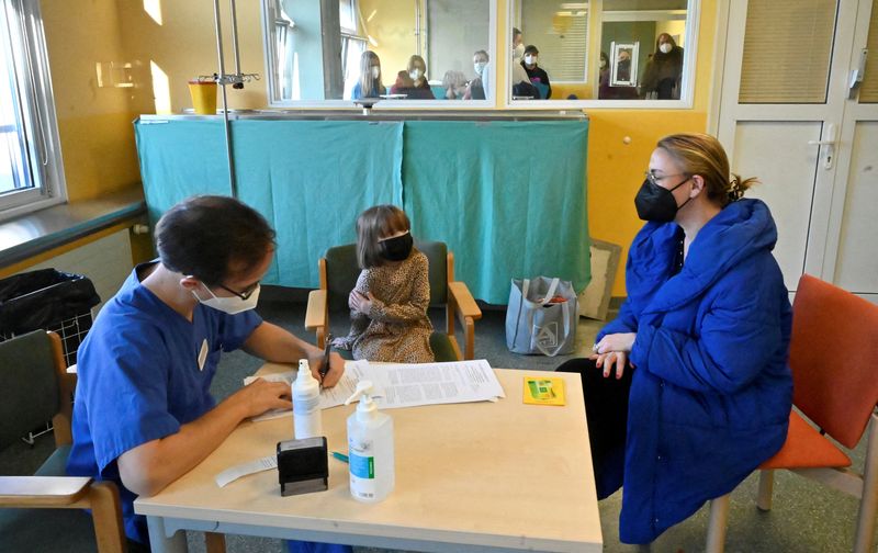 &copy; Reuters. Crianças são vacinadas contra a Covid-19 em Leipzig, na Alemanha
10/12/2021 REUTERS/Matthias Rietschel