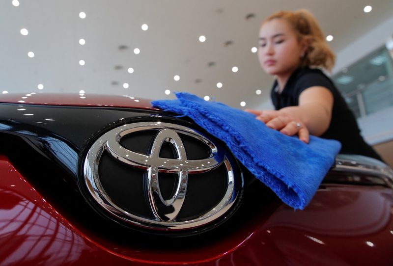 &copy; Reuters. An employee cleans Toyota car at Rolf, an automotive dealer in Moscow, Russia April 12, 2019. REUTERS/Maxim Shemetov