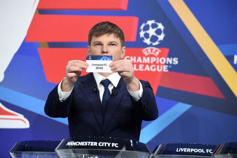 &copy; Reuters. Andrey Arshavin pesca il biglietto del Liverpool durante il sorteggio per gli ottavi di finale della Uefa Champions League 2021/22 presso la sede dell'organizzazione a Nyon, Svizzera -13 dicembre 2021  UEFA/Handout via REUTERS