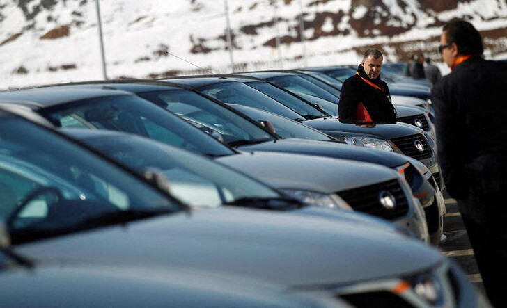 © Reuters. Pessoas conferem veículos em loja.
21/2/2012
REUTERS/Stoyan Nenov